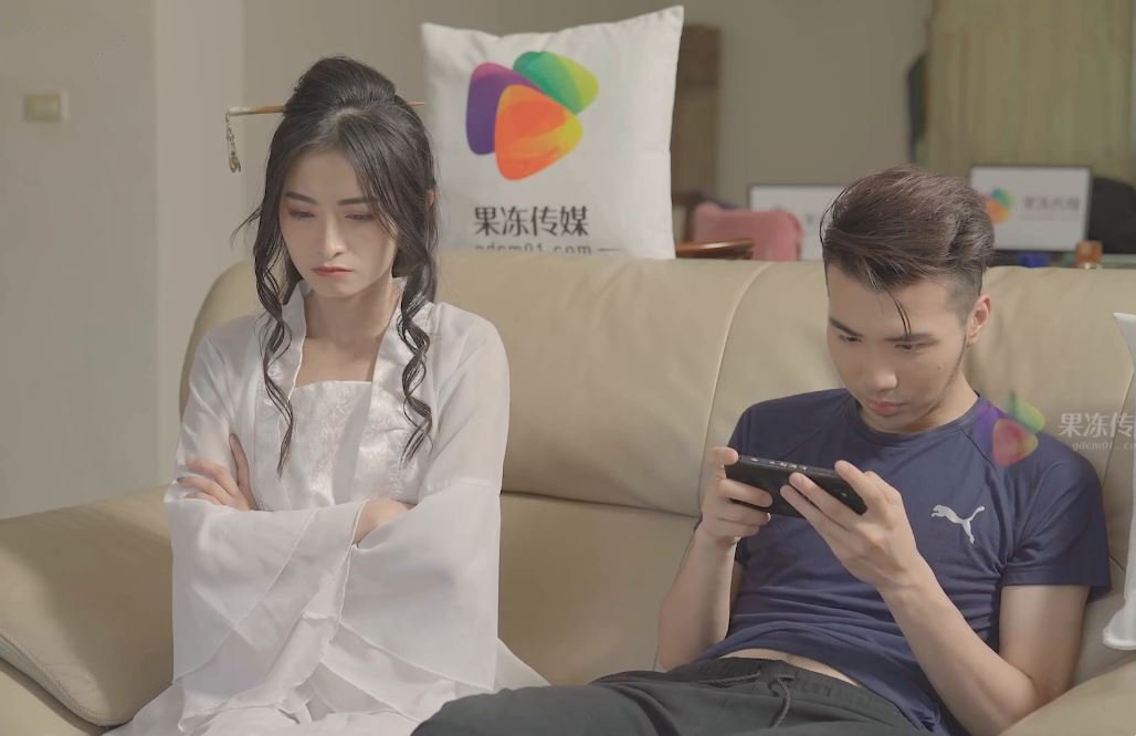 Mme Hang s'ennuie avec son petit ami qui cherche un mec avec qui la baiser