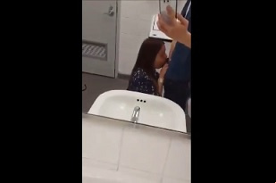 Sinasamantala ng sulok ang magagandang babae sa pagsuso ng titi sa lahat ng dako