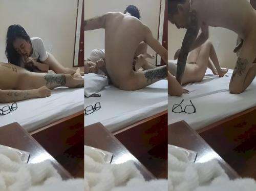 Полное видео татуированного молодого человека, прикрывающего свою обнаженную сестру